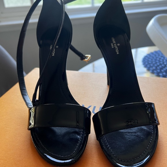 Louis Vuitton heels with box and the individual bags for each shoe - Picture 8 of 8